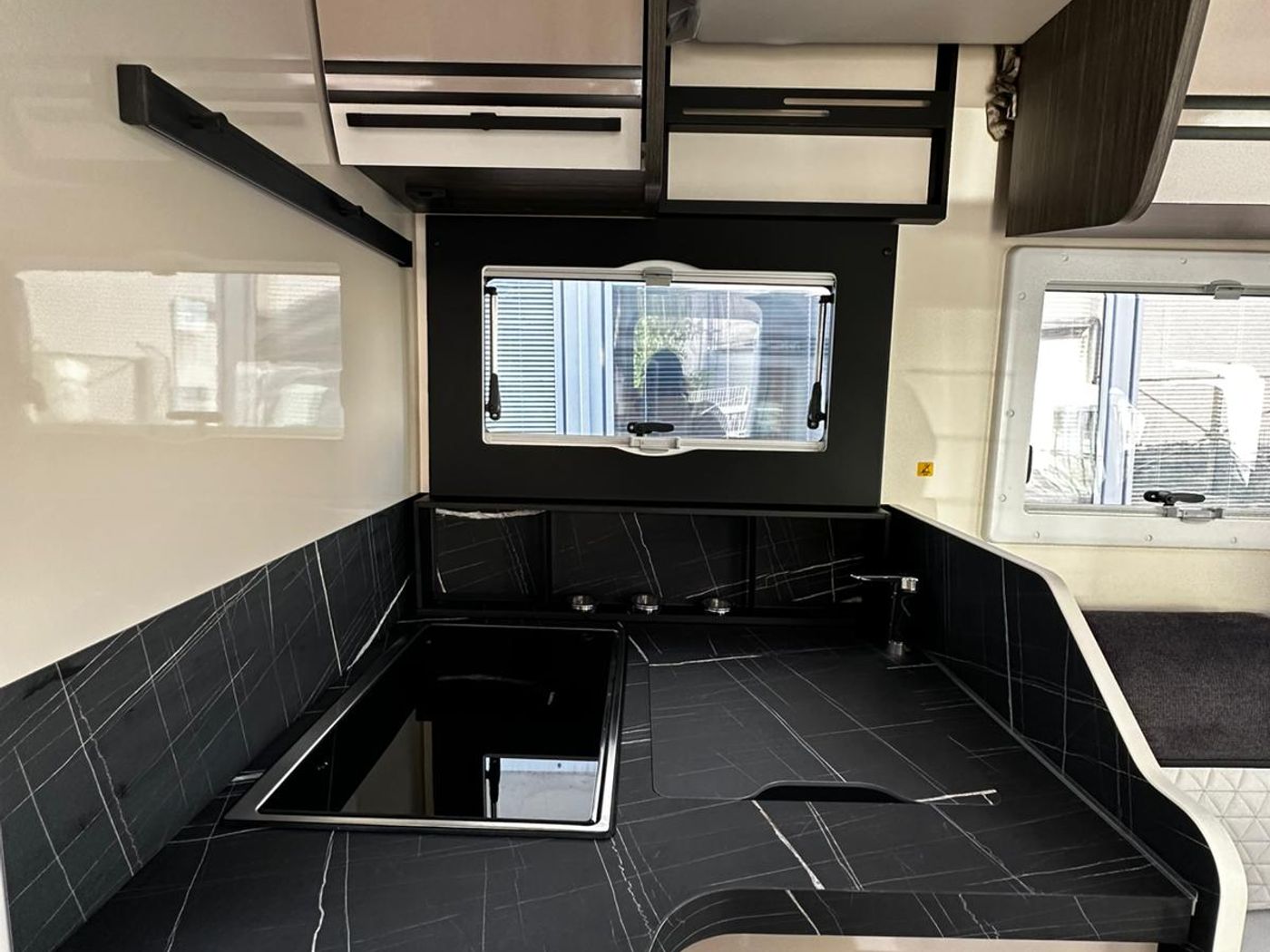 MC4 881 Dinette face to face con letto posteriore centrale mt. 7,45